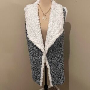 Rain & Rose Cozy Gray and White Sherpa lined  Vest, size XL
